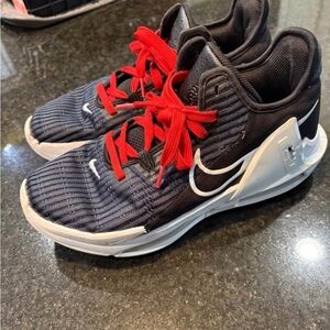 Nike LeBron Witness Basketball/Volleyball Court Shoes Women’s 9 or a Men’s 7